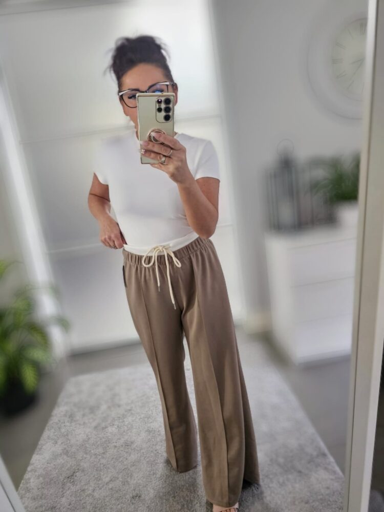 Button-up trousers with white insert