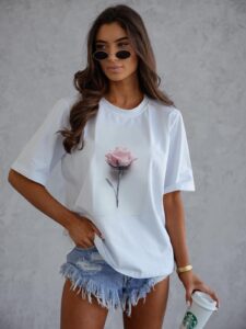 Delikatny T shirt Róża polska branża modowa
