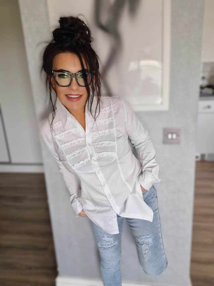 Sporty elegant shirt frills