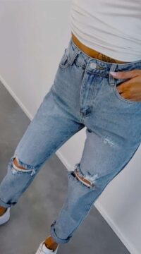 Mom Fit jeans with holes