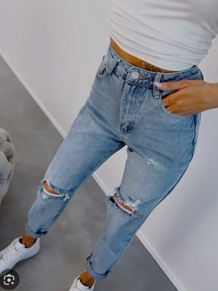 Mom Fit jeans with holes