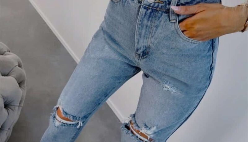 Mom Fit jeans with holes