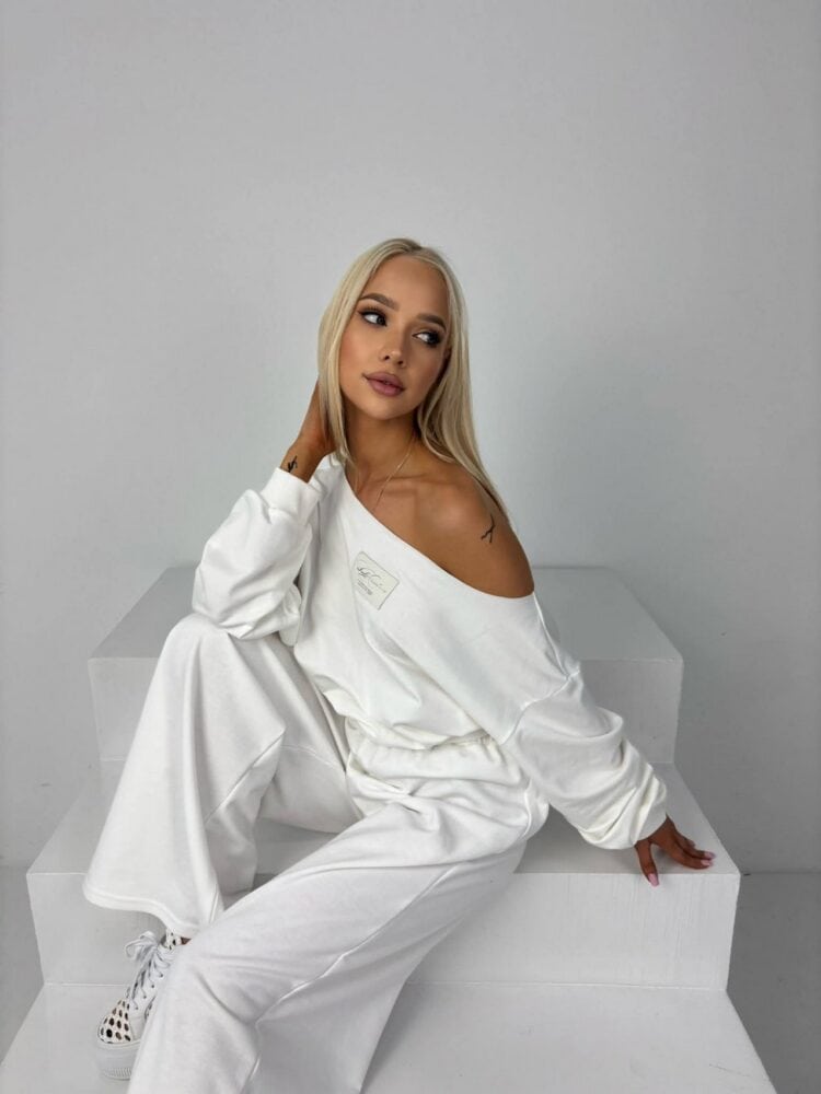 Sweatshirt with a wider neckline
