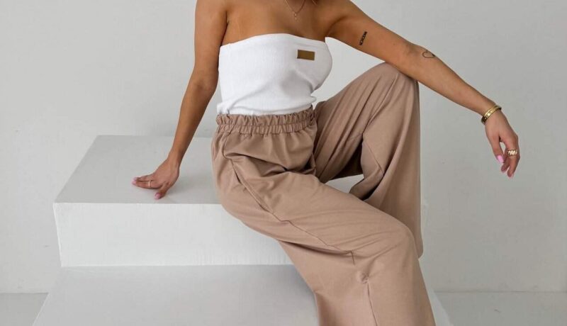 Wide-legged seamed trousers