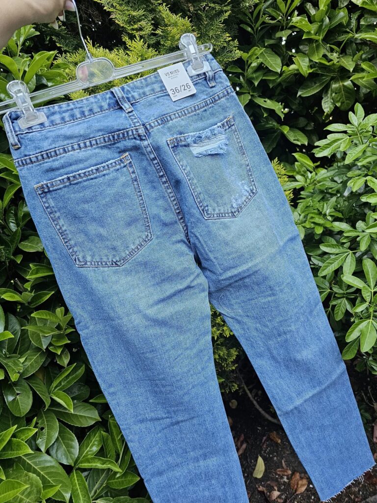 Jeansy mom fit  z dziurami strzępione nogawki - obrazek 4