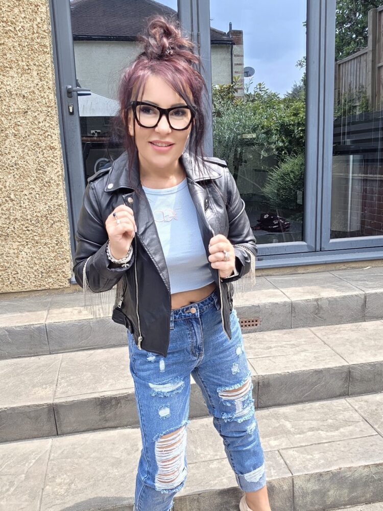 Jeansy mom fit  z dziurami strzępione nogawki