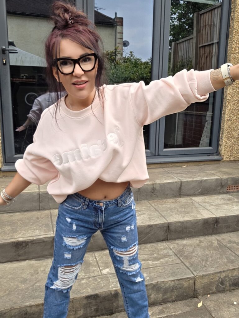 Jeansy mom fit  z dziurami strzępione nogawki - obrazek 3