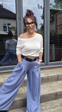 Elegantly sporty trousers as skirt