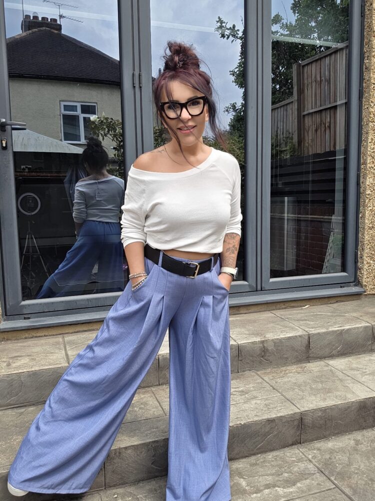 Elegantly sporty trousers as skirt