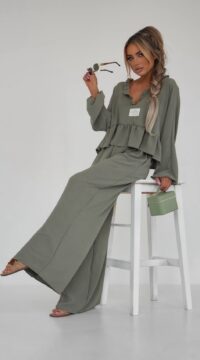 Stylish laki set blouse and seamed trousers