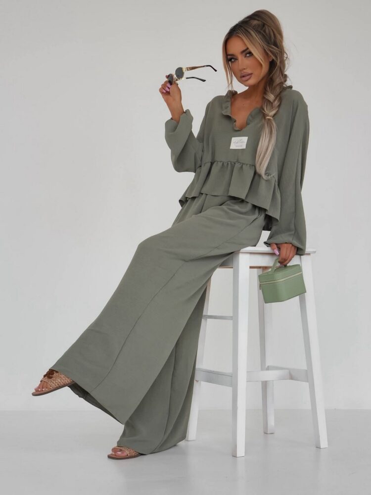 Stylish laki set blouse and seamed trousers