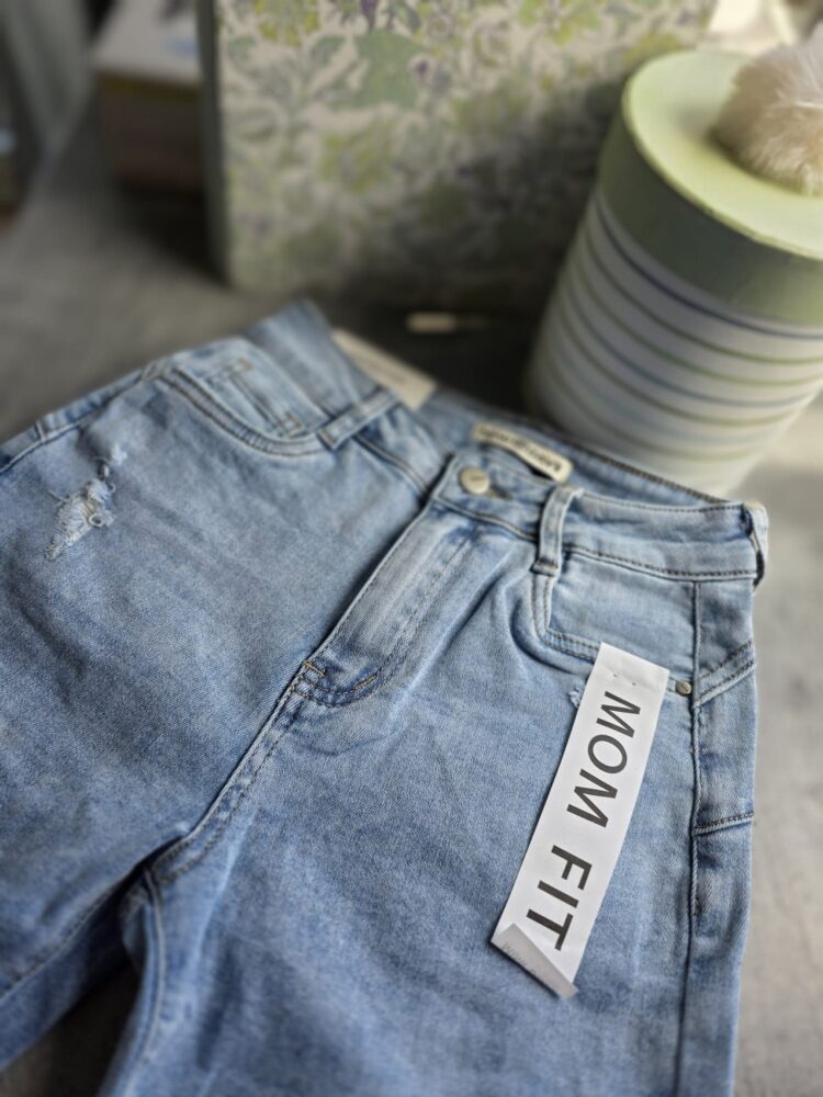 Super miękkie Mom Fit jeans z paskiem