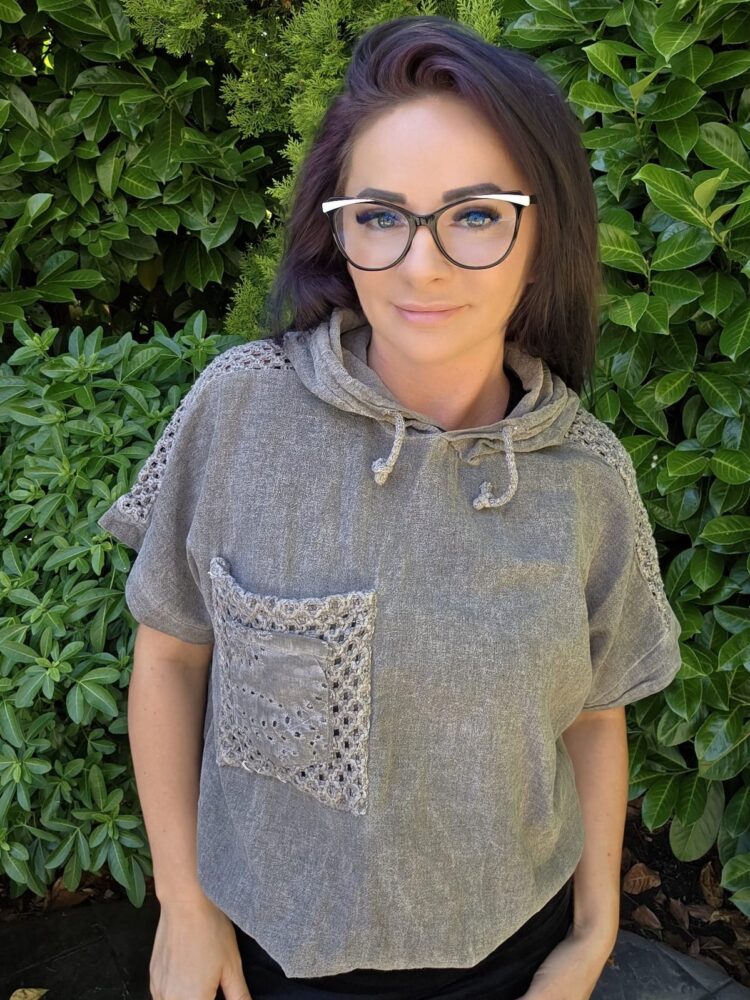 Blouse with hood and pocket tied at the bottom