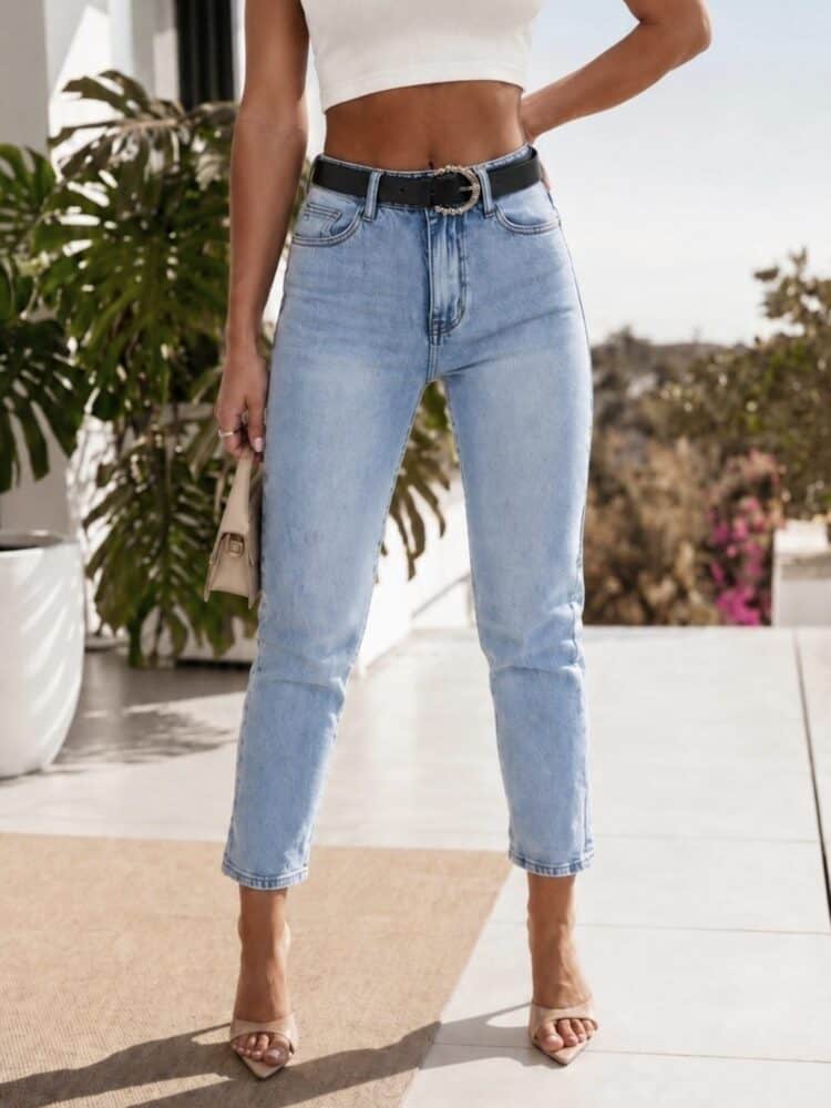 Jeansy Mom Fit z paskiem  ponadczasowy styl - obrazek 2