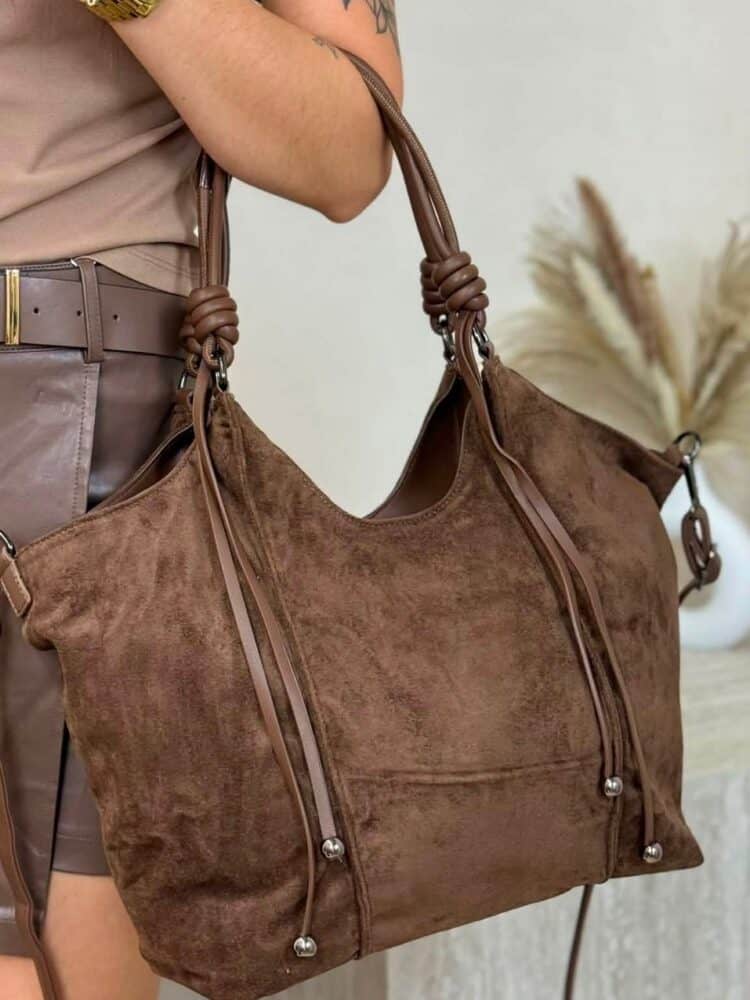 This city bag can hold A4-sized items