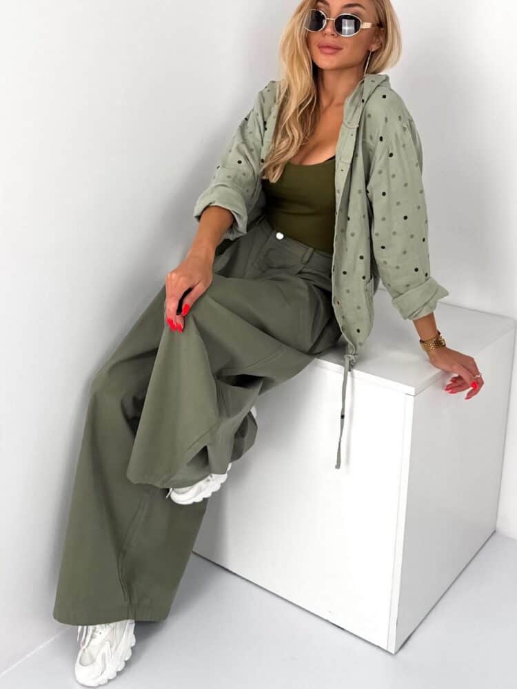 Loose-fitting, wide-leg trousers
