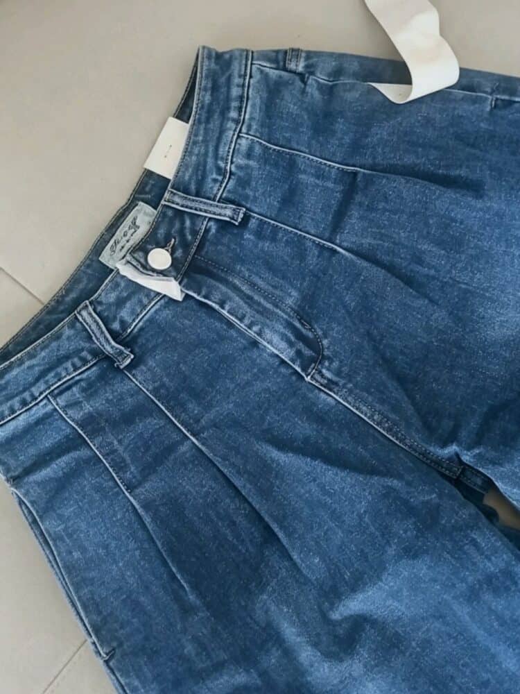 Mom-fit jeans with pleats