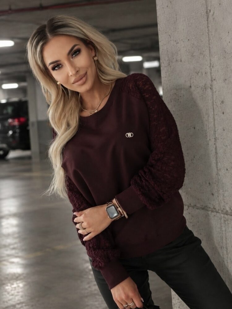 Blouse with lace sleeves