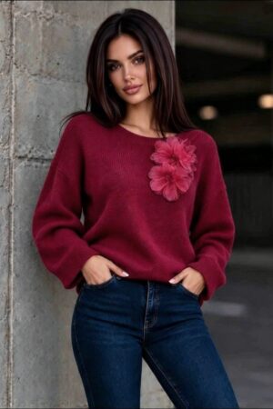 Sweter z ozdobnymi kwiatami 